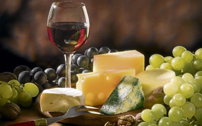 Comprueban que un trozo de queso y una copa de vino diaria ayudan a combatir la demencia